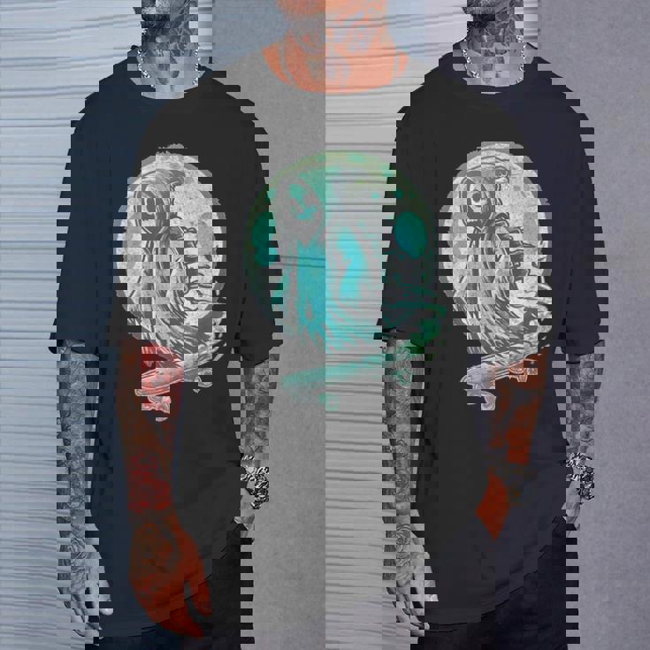 レトロ スケーター オバケ スカル スケートボード ハロウィン 不気味 スケルトン 骸骨 面白い ギフト ストリート Tシャツ 彼への贈り物