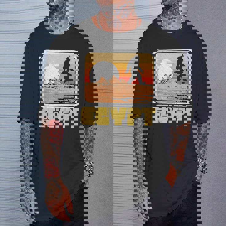 レトロ ビッグフット & ピラミッド エジプト サスカッチ グラフィック Tシャツ 彼への贈り物