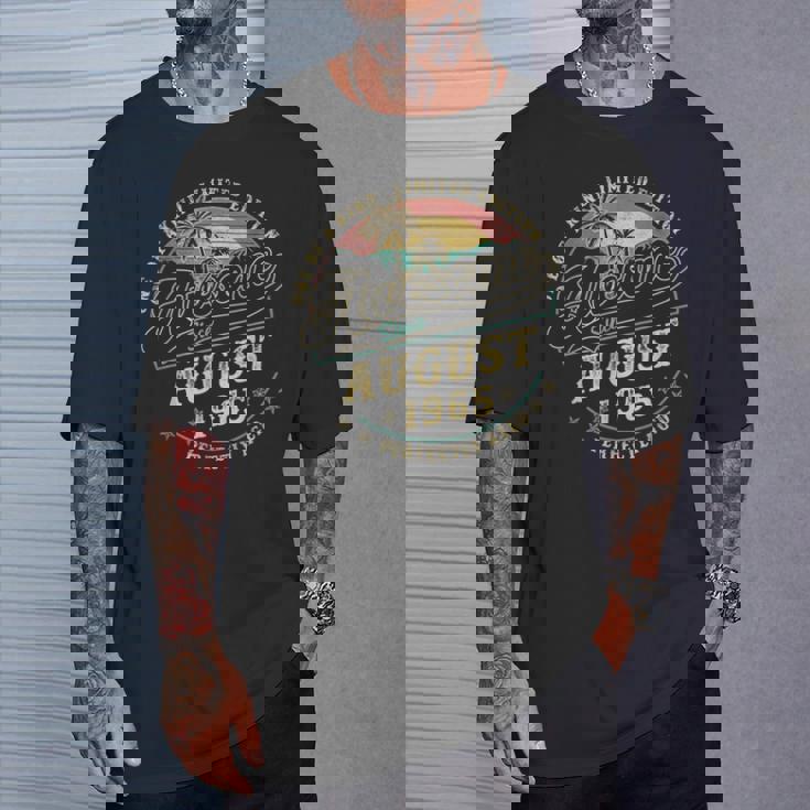 レトロな60歳の男性向け誕生日プレゼント 1965年8月 60歳 Tシャツ 彼への贈り物