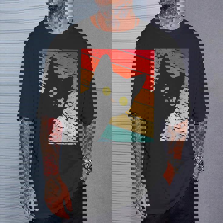 レトロな黒猫、ヴィンテージスタイルの黒猫。 Tシャツ 彼への贈り物