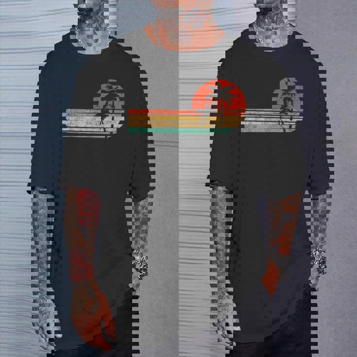 レトロスタイル トロピカル ビンテージ 夕日 ビーチ ヤシの木 Tシャツ 彼への贈り物