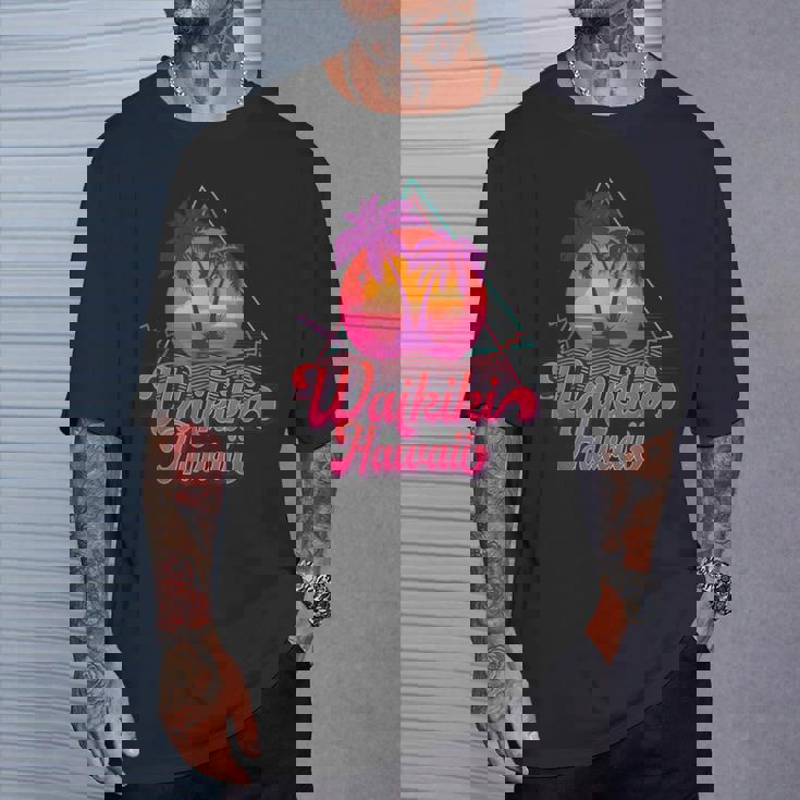 ワイキキ ビーチ バケーション ハワイ サーフ サンセット サーファー レトロ 80年代 Tシャツ 彼への贈り物