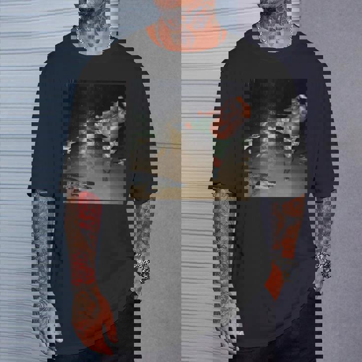 ワニを蹴る男 Tシャツ 彼への贈り物