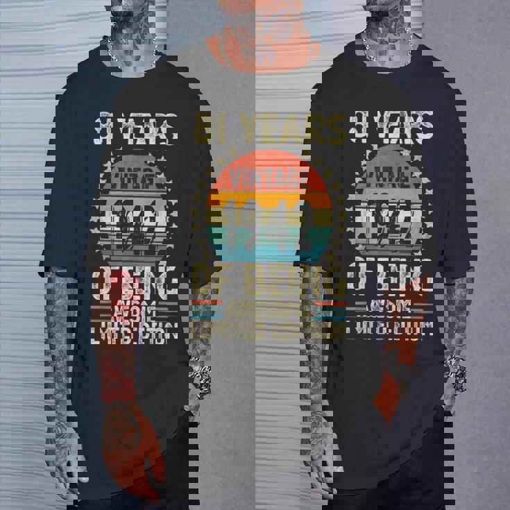 ヴィンテージ 1942 81 歳男性女性面白い誕生日アパレル Tシャツ 彼への贈り物