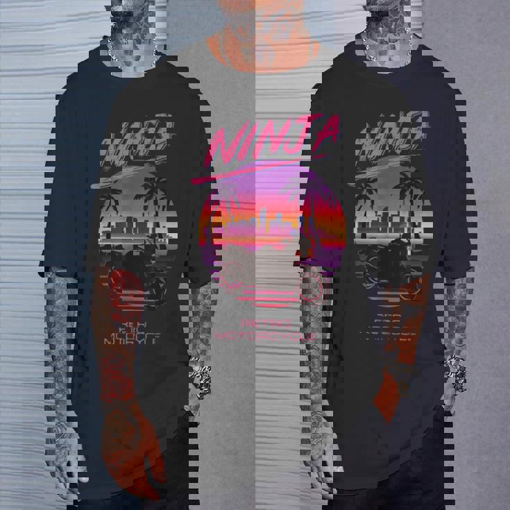 ヴィンテージ Ninja スポーツバイク スーパースポーツ 80S 映画 シンセウェーブ マイアミ バイス シティー Tシャツ 彼への贈り物