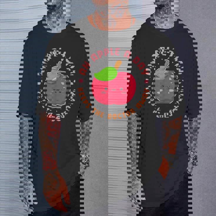 一日のリンゴは医者を遠ざけます Tシャツ 彼への贈り物