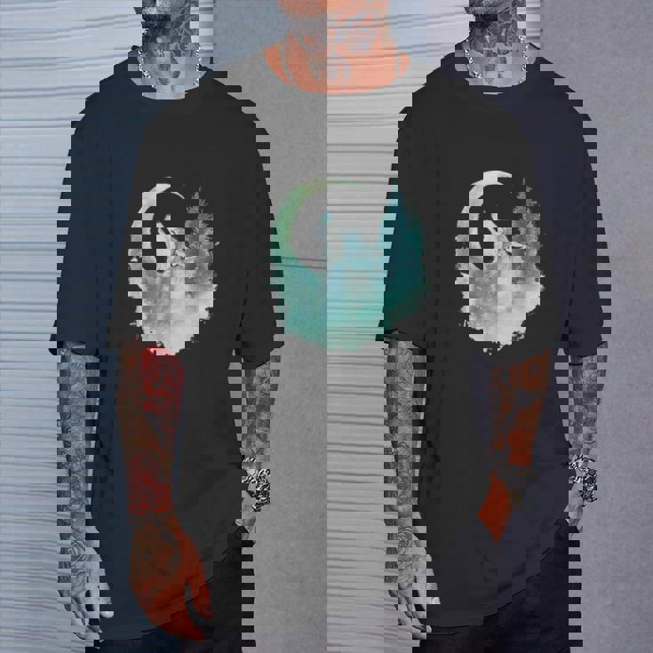 三日月の下で遠吠えするオオカミ 野生動物 Tシャツ 彼への贈り物