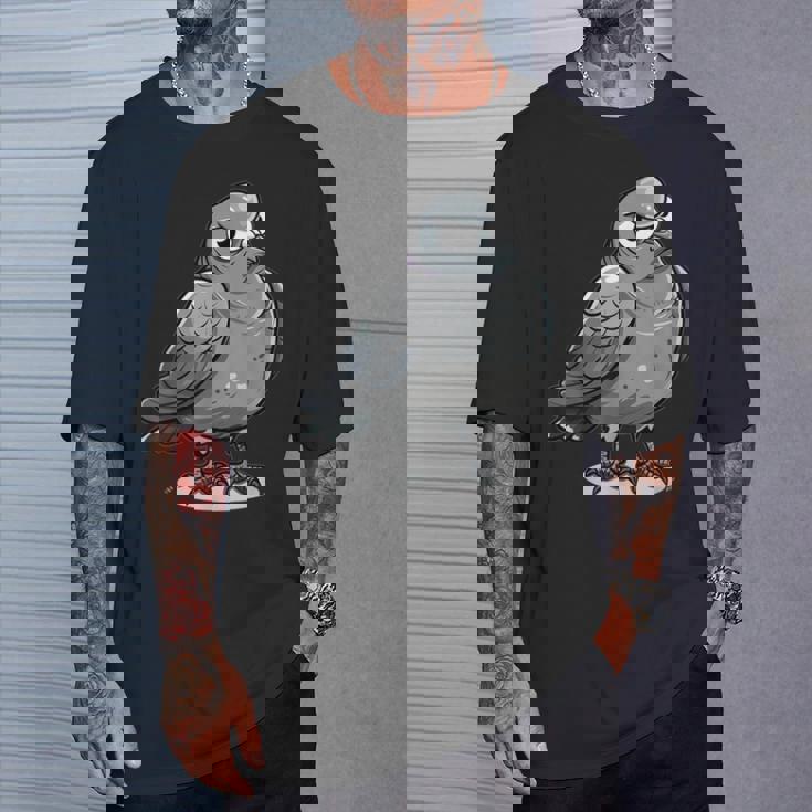 不機嫌そうなピジョン I カートゥーンピジョン Tシャツ 彼への贈り物