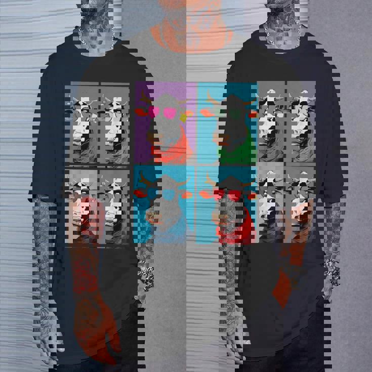 不機嫌そうな牛、エッジの効いた牛のグラフィックデザイン 牛好き向け Tシャツ 彼への贈り物