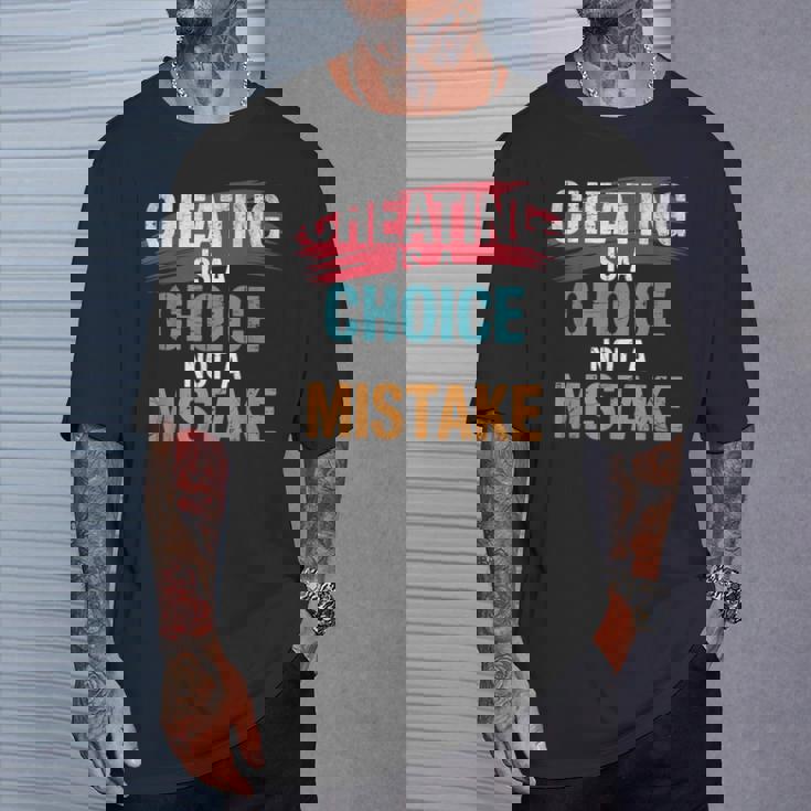 不正行為は選択であり、間違いではない詐欺師失恋のチート Tシャツ 彼への贈り物