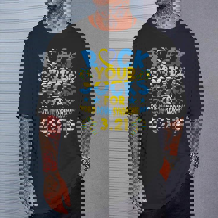 世界ダウン症デー321啓発に向けて、靴を履いて頑張ろう Tシャツ 彼への贈り物