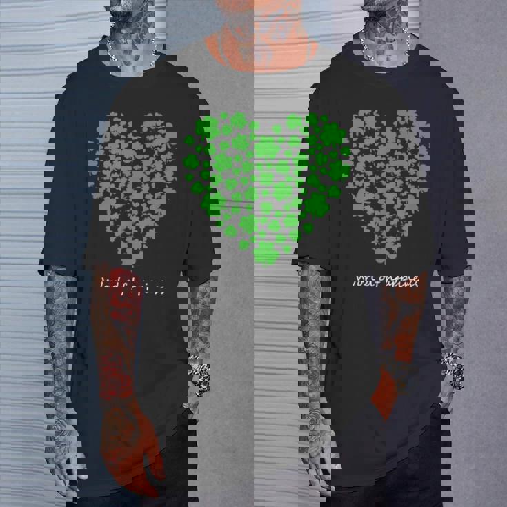 世界中の幸せを願う 可愛い ハート クローバー 反戦 平和 Tシャツ 彼への贈り物