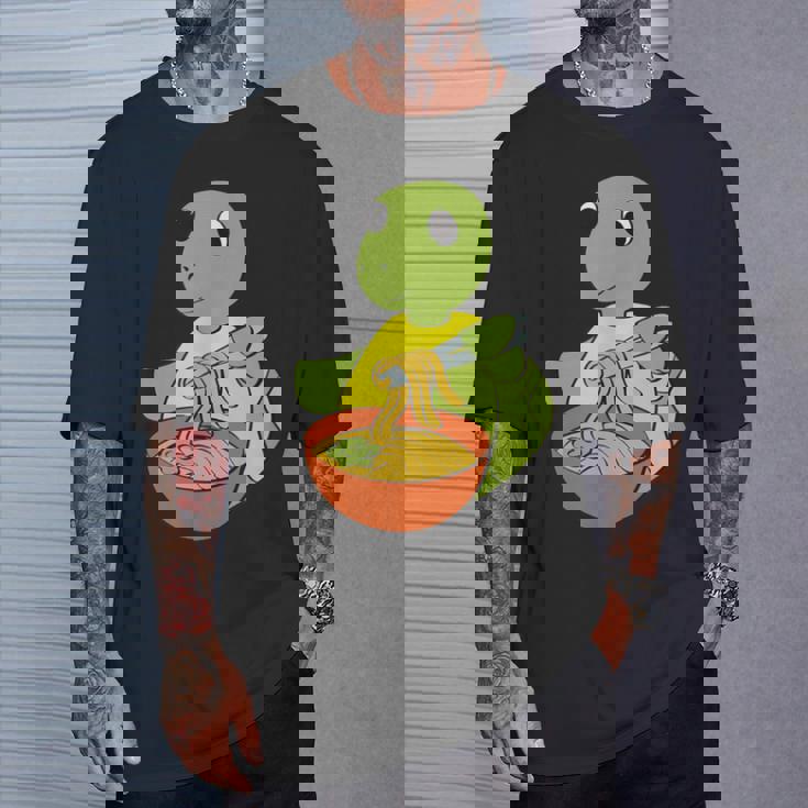 亀がラーメンを食べる 和食 Tシャツ 彼への贈り物