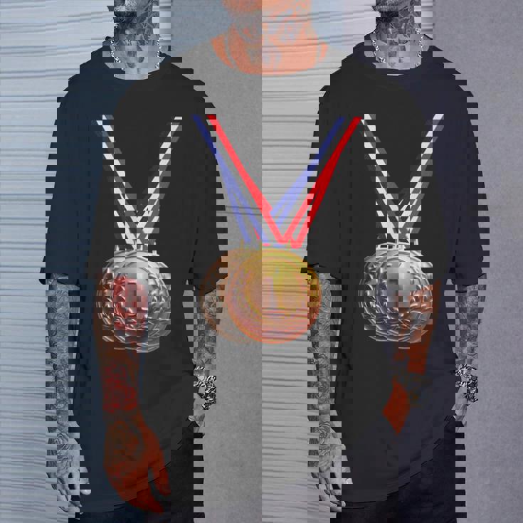 優勝者の学校チームとチャンピオンのための金メダル。 Tシャツ 彼への贈り物