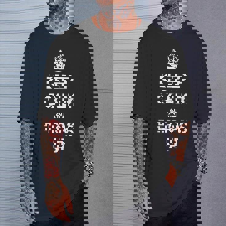 冷静さを保ち、ひじをかいてカナディアン・プラウド・ノース・ストロング・アンド・フリーに Tシャツ 彼への贈り物