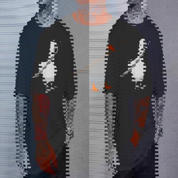 刀を持ったアヒルと剣を持つアヒル 刀包丁 ガチョウ Tシャツ 彼への贈り物