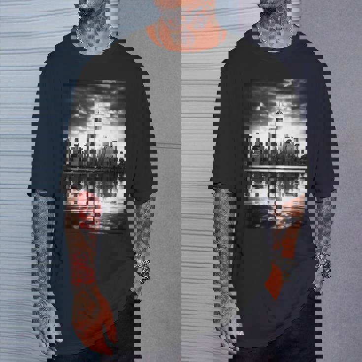 反射写真付き都市のモノクロ写真 Tシャツ 彼への贈り物