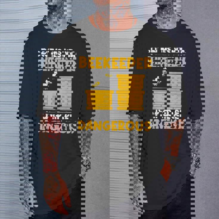 収穫養蜂家 これらを植えてミツバチを救いましょう Tシャツ 彼への贈り物