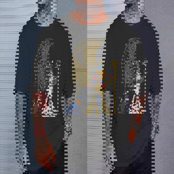 古代の典型的な猫の女神バステット エジプト 三日月 月 月 Tシャツ 彼への贈り物