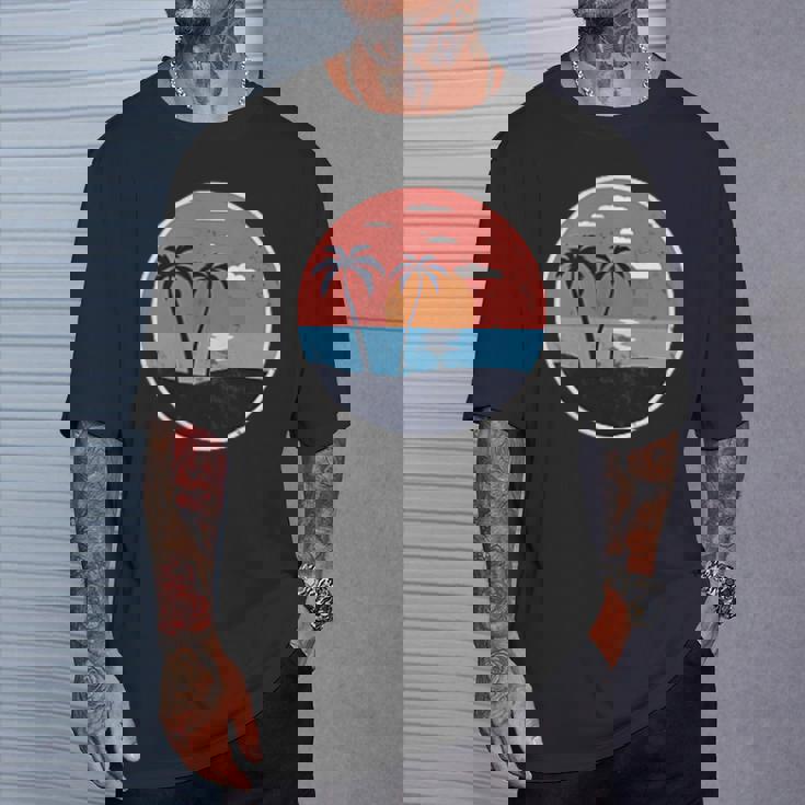 夏のビーチパームグラフィックポケットパッチバッジアイコンミニマリスト。 Tシャツ 彼への贈り物