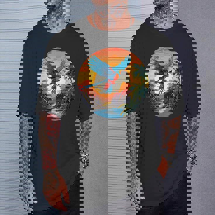 夕日の美しいコンゴウインコ、スカーレットコンゴウインコ Tシャツ 彼への贈り物