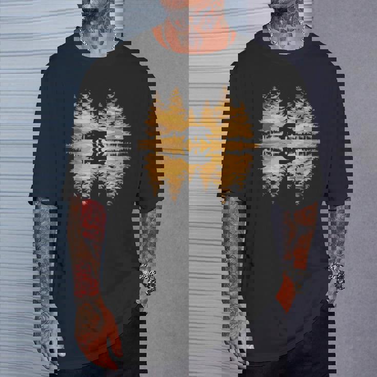夕暮れのクマと森 自然愛好家 Tシャツ 彼への贈り物
