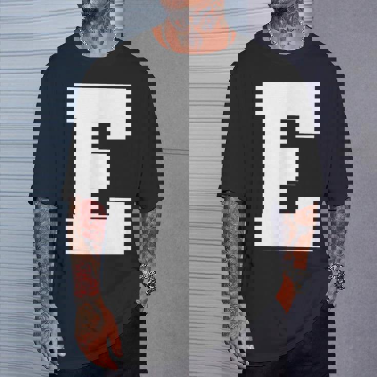 大文字 E アルファベット モノグラム イニシャル Tシャツ 彼への贈り物