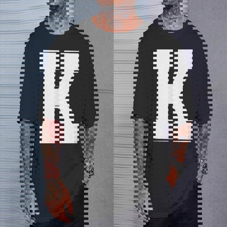 大文字 K アルファベットモノグラム イニシャル Tシャツ 彼への贈り物