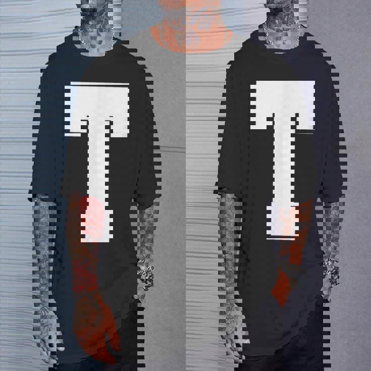 大文字tアルファベットモノグラムイニシャル Tシャツ 彼への贈り物