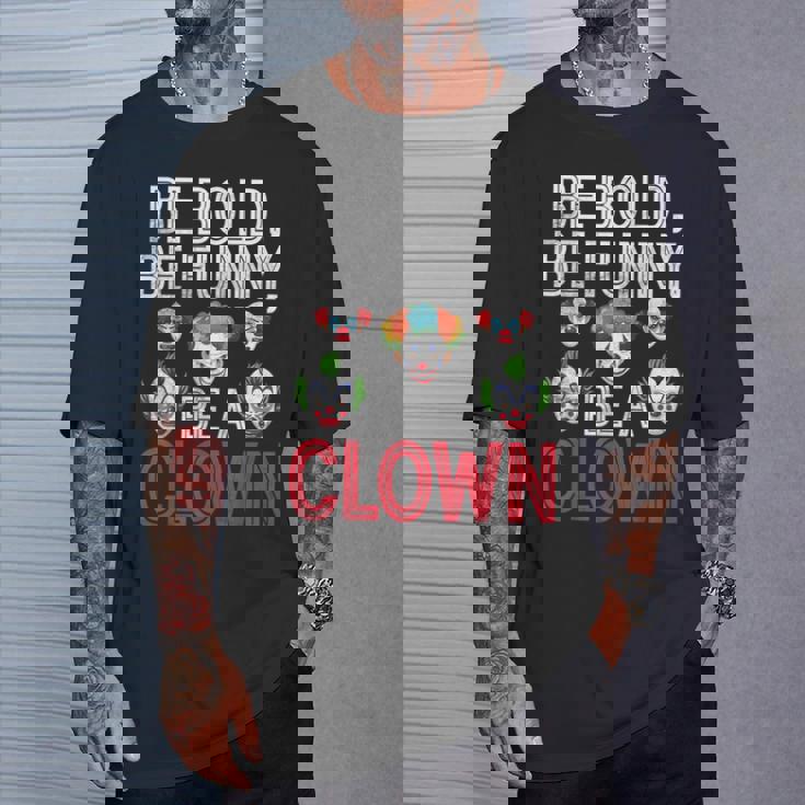 大胆になれ、面白くなりまくれ Tシャツ 彼への贈り物