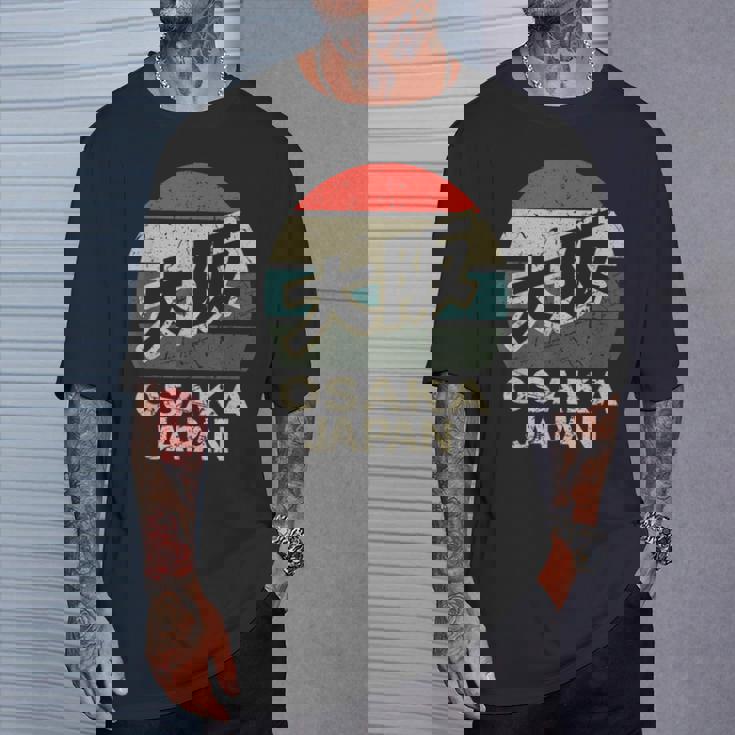 大阪 日本 漢字 キャラクター 円 レトロ 夕日 Tシャツ 彼への贈り物