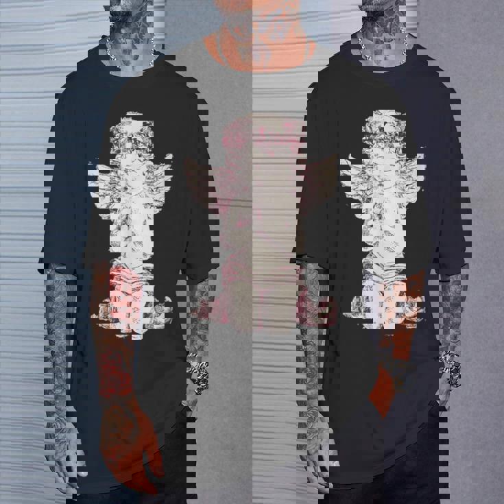 天使の羽を持つ膝の上の美的天使を祈る Tシャツ 彼への贈り物