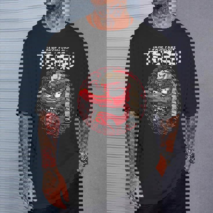 天狗 日本の民俗神アート蛇男 Tシャツ 彼への贈り物