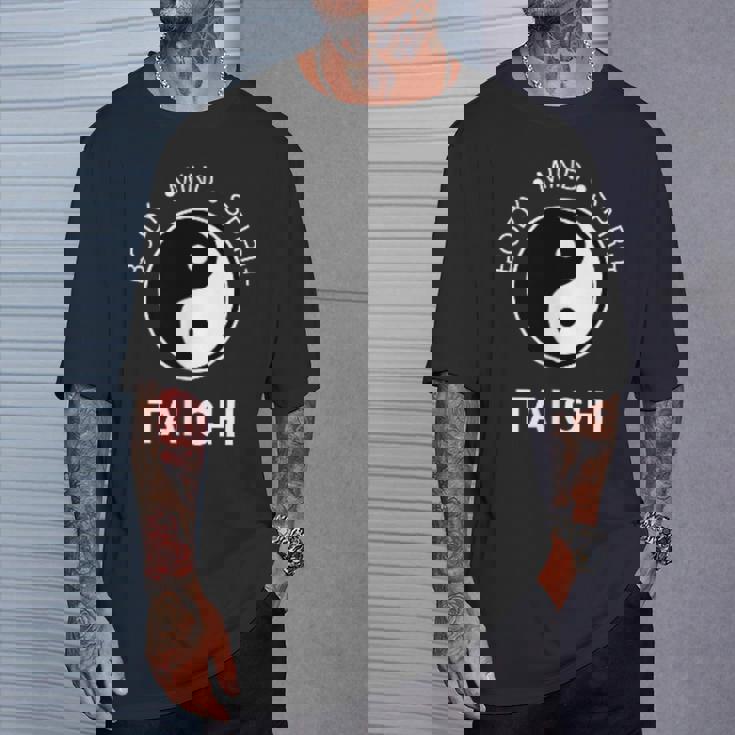 太極拳の心と体の健康のための陰陽師 Tシャツ 彼への贈り物