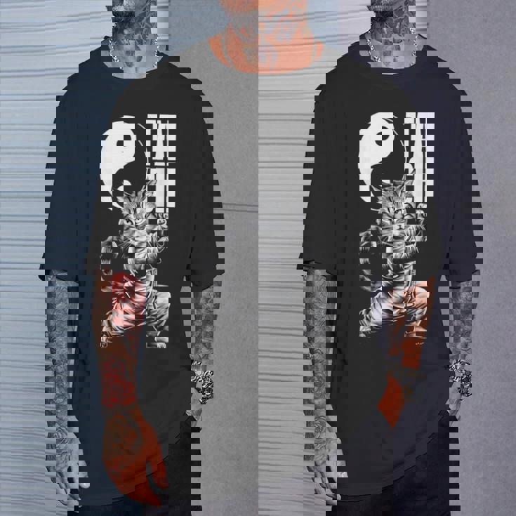 太極拳武術の陰陽を演じるかわいい猫 Tシャツ 彼への贈り物