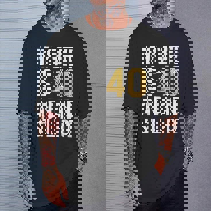 妻 40歳 誕生日プレゼント 妻は40歳でまだ暑い Tシャツ 彼への贈り物