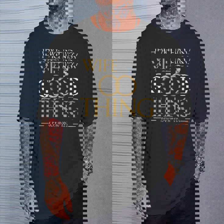 妻を見つけた彼は、良いことを見つける 夫のことわざ 18 22 Tシャツ 彼への贈り物