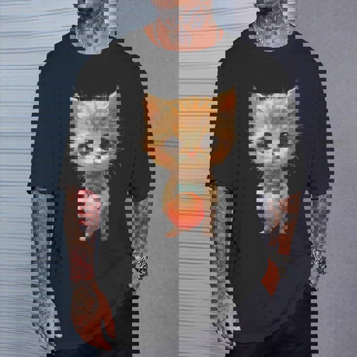 子猫、茶トラ、かわいい、おもしろい、癒し、ビーチ、ボール、砂浜、夏、海、ビーチボール、可愛い Tシャツ 彼への贈り物