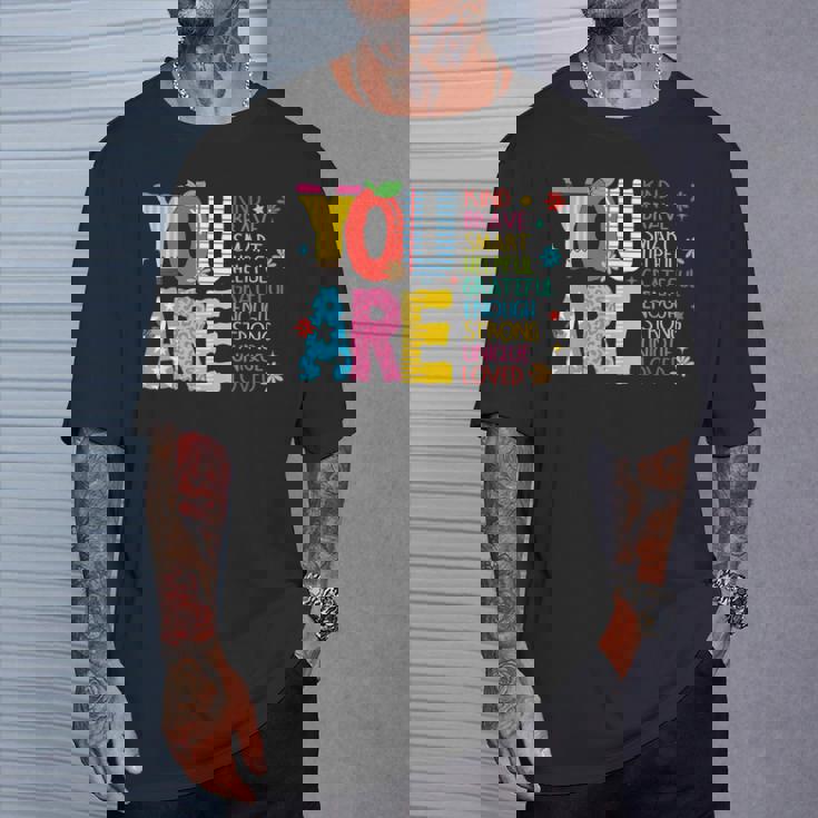 学校の初日に、あなたは素敵で、勇敢で、インスピレーションを与える先生です。 Tシャツ 彼への贈り物