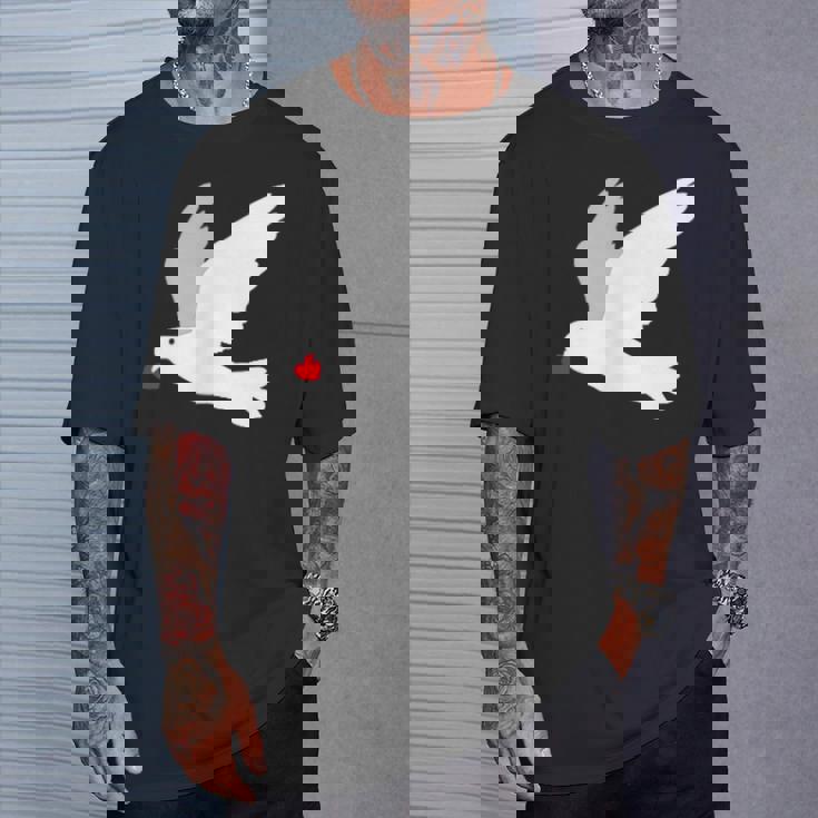 平和への愛を込めた白い鳩 Tシャツ 彼への贈り物