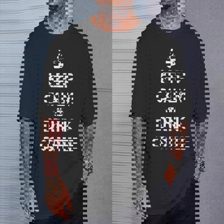 平静を保ち コーヒーを飲む Keep Calm And Drink Coffee Tシャツ 彼への贈り物