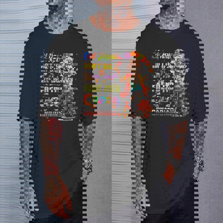 年老いたヒッピーは死なない、ただ狂ったおばあちゃんに消えていくだけ Tシャツ 彼への贈り物