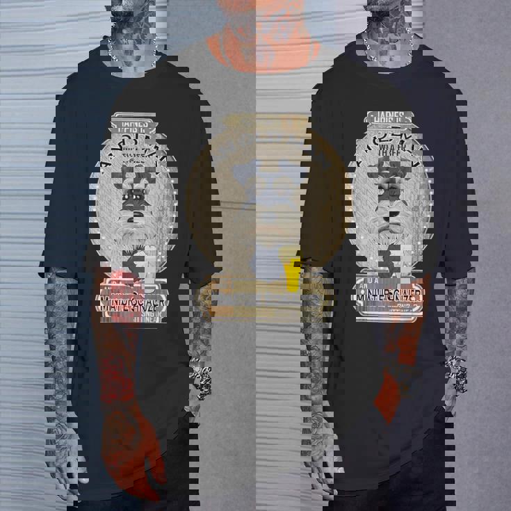 幸せはビールを持った老人にある ミニチュア・シュナウザー Tシャツ 彼への贈り物