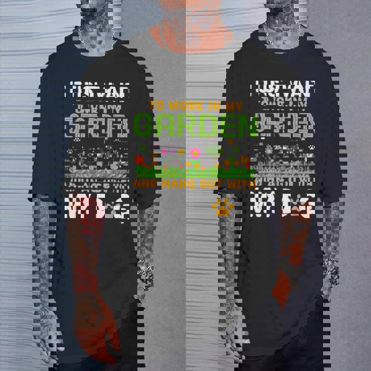 庭で働いて犬とたむろしたい Tシャツ 彼への贈り物