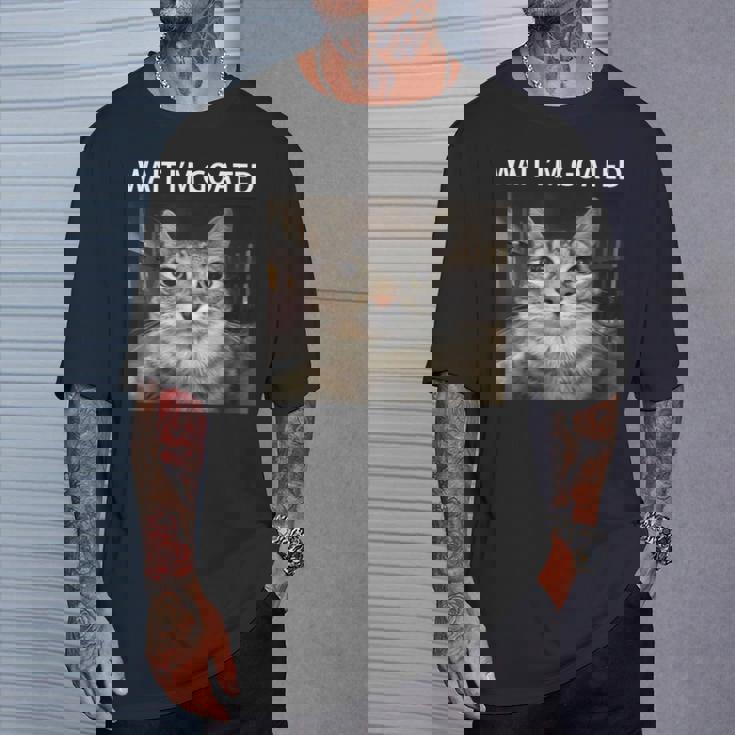 待ってよヤギの愚かな猫のミーム Tシャツ 彼への贈り物