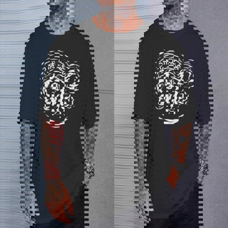 微笑むことを忘れないでください Tシャツ 彼への贈り物