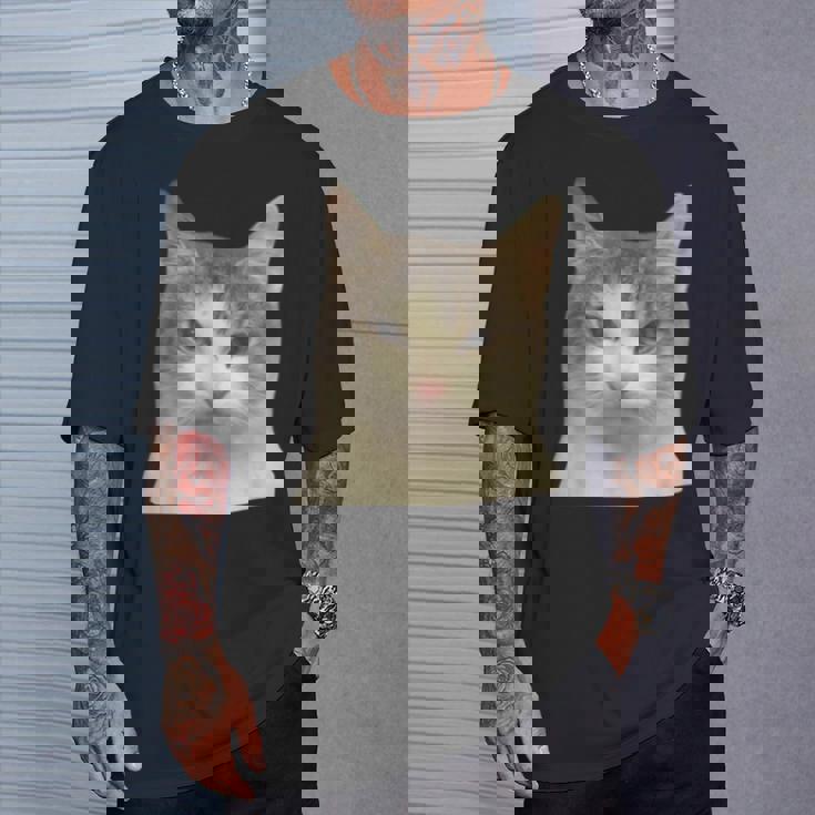 怒っている猫 リアル ミーム ウイルス インターネット Tシャツ 彼への贈り物