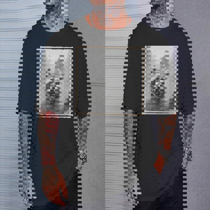 怖いアライグマのセルフィーとビッグフット&面白いサスカッチ。 Tシャツ 彼への贈り物