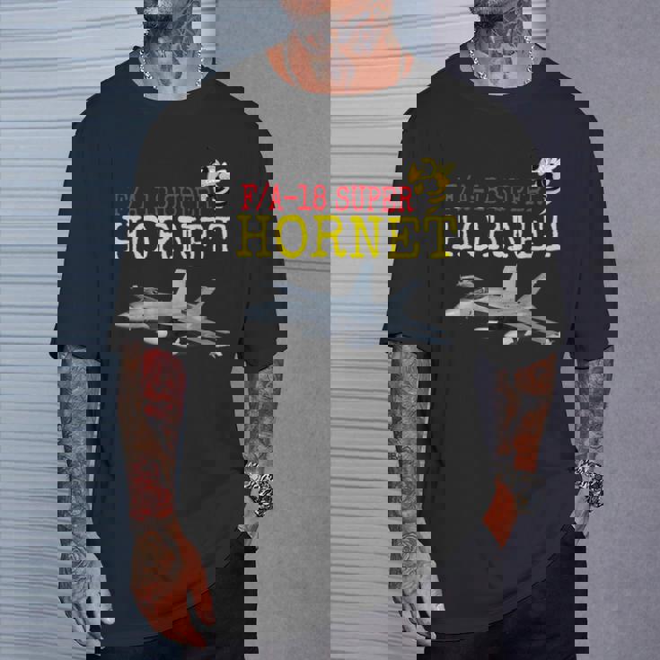 愛国的なアメリカ海軍「FA-18 スーパーホーネット」 In Action。 Tシャツ 彼への贈り物