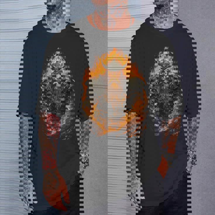 戦いの最中の獰猛なヴァイキング戦士 Tシャツ 彼への贈り物